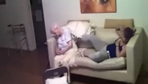 Tytär käytti piilokameraa nähdäkseen mitä vanhustenhoitaja tekee hänen Alzheimer
