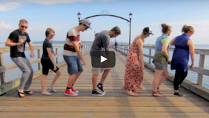 Matkustellessaan mies pyysi vieraita tanssimaan - tämä video ilahdutti netinkäyt
