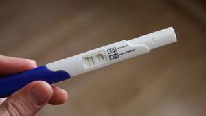 Mies teki vitsinä raskaustestin, jonka hän löysi tyttöystävänsä kylpyhuoneesta. 