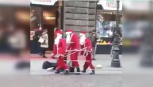 Kolme joulupukkia tanssii kadulla. Kun ohikulkijat lähestyvät, he eivät voi usko